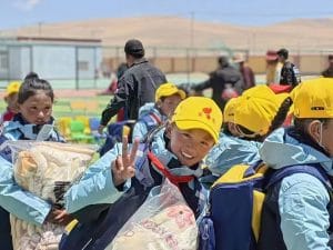 Donating Down Jackets to Children in Remote Tibetan Areas