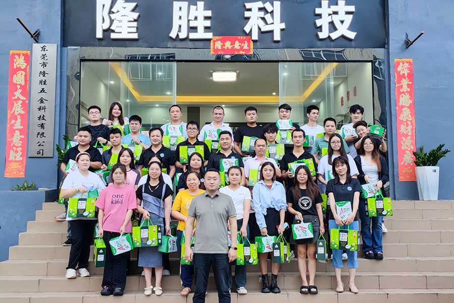Group photo of Longsheng employees